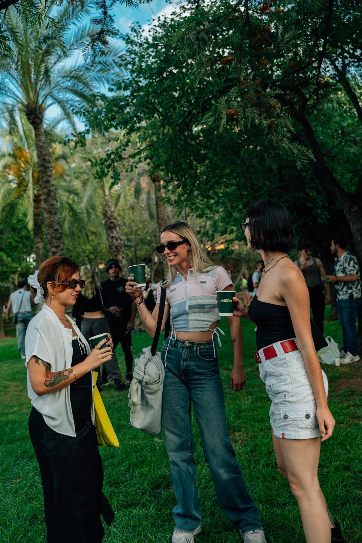 Tres amigas brindando en el parque
