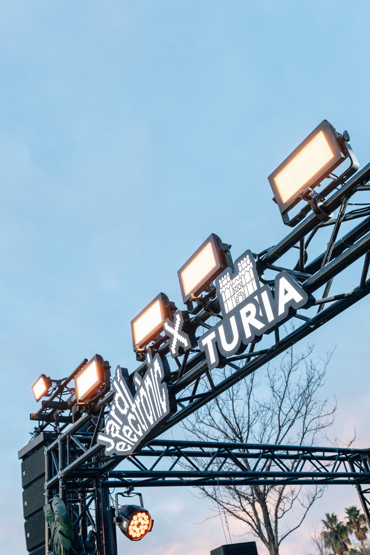 Arco iluminado de Jardí Electrònic x Túria contra el cielo