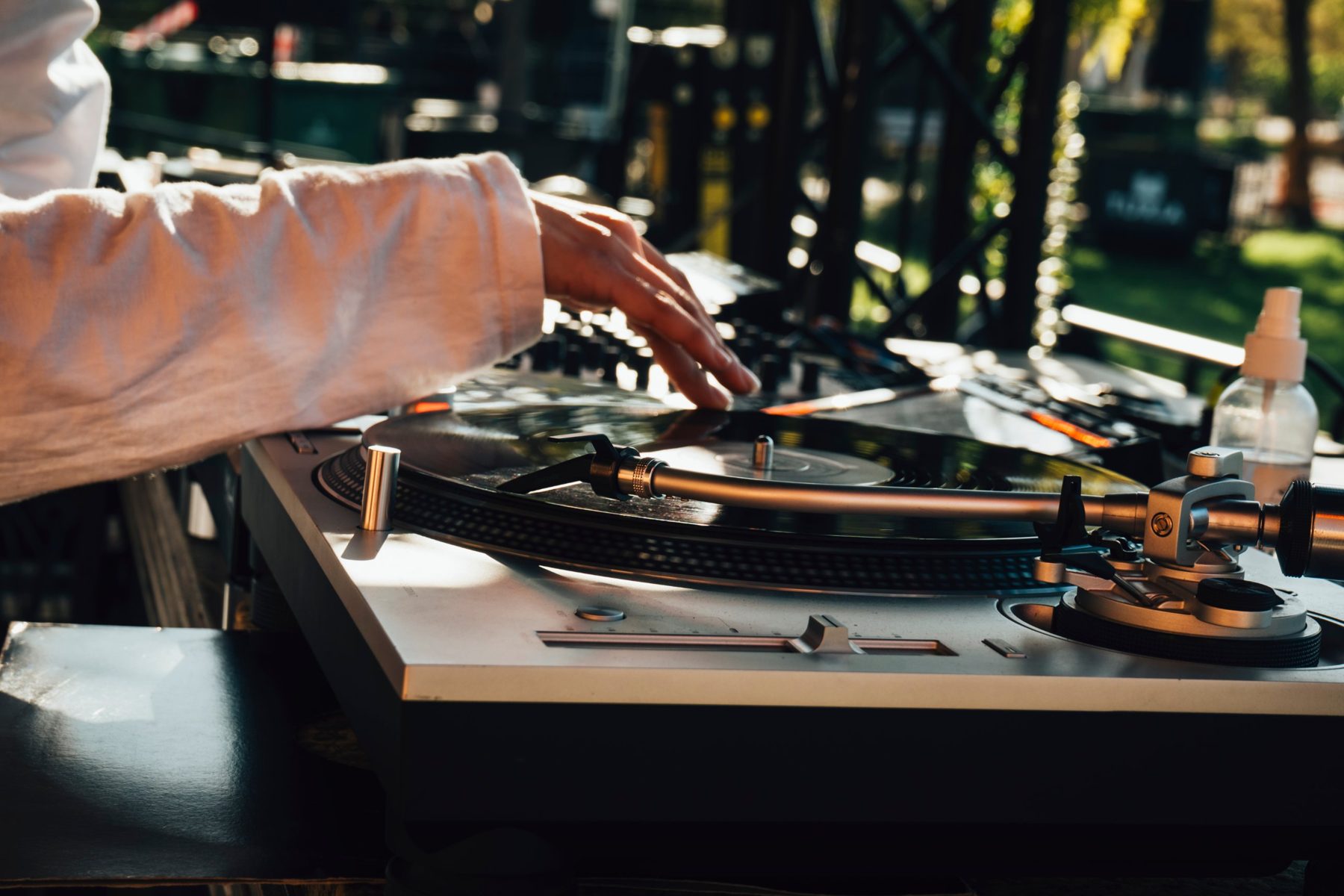 Mano sobre un tocadiscos